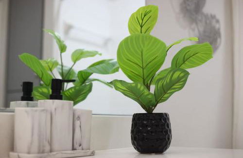 Chic 2BR-w Parking, Near Rvrwalk, Dome & Conv Ctr - Foto 21