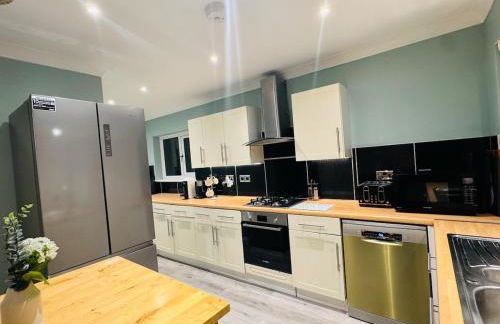 Modern 4BR House with Parking, 8 Mins to Gatwick Airport - Foto 19