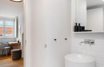 WHome Top-Floor Studio in Prime Location - Photo 10