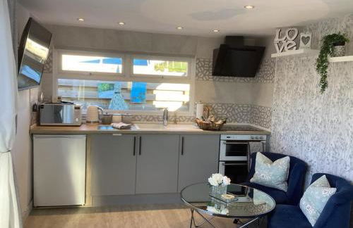 Adorable private couples retreat with hot tub - Photo 27