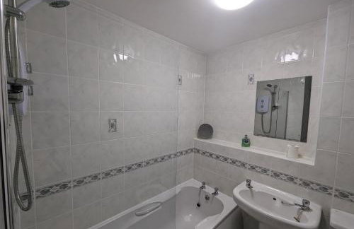 Great Location, large 1 bed flat with parking - Foto 8
