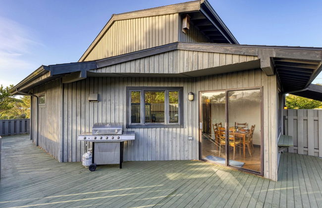 Half Block to Beach w/ Oceanview, Patio + Balcony The Shore Pine by Avantstay - Photo 32