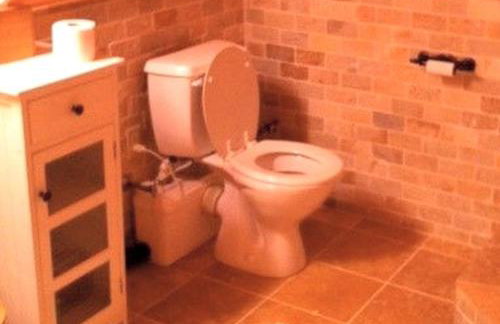 Cozy Log Cabin with a Private Hot Tub near Beartown State Forest, Massachusetts - Foto 15