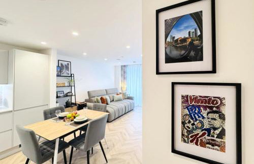 HEYHOO NQ Modern 1-Bed Apartment with Balcony Manchester City Centre - Holiday Home by HeyHoo - Photo 1