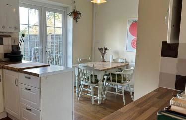 Cosy 2BR Home with Garden & Parking - Foto 12