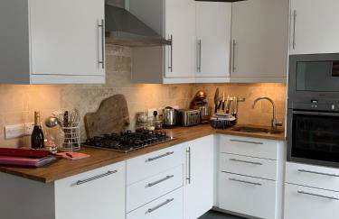 Wonderful Home and parking, pets allowed - Photo 1