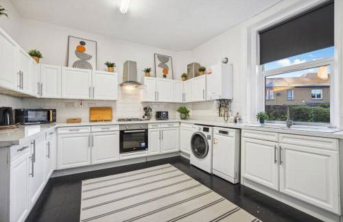 Large Terraced Home with Parking - Foto 16