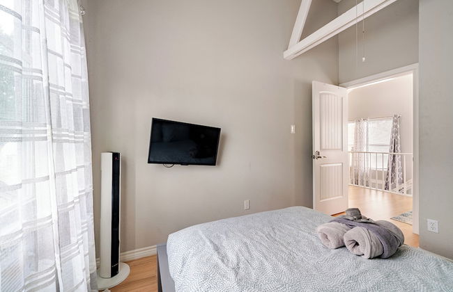 Wonderful Getaway Houston 2BR w/Balcony Views - Photo 4