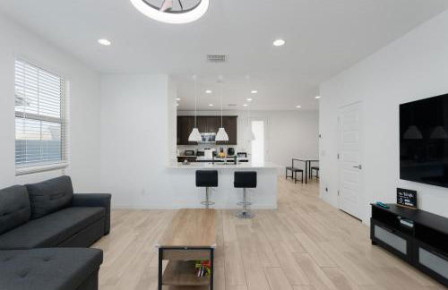 Modern Desert Home-Great for families & groups, near golf, hiking, and city fun, Private in-law suite with own entrance also available separately - Foto 29