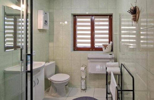 3 Bedroom Cozy Home In Barwald Dolny - Foto 14