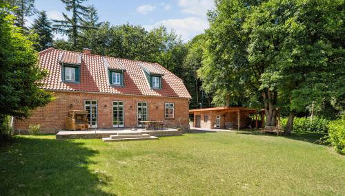 GUT KLETKAMP "Försterei" - Freistehendes Backsteinhaus mit 4 Schlafzimmern ruhig am Waldrand gelegen I Kamin I Garten & Terrasse I 15 Min zur Ostsee I 3 Bäder I Küche I Parkplatz I WLAN - Foto 2, Garden view