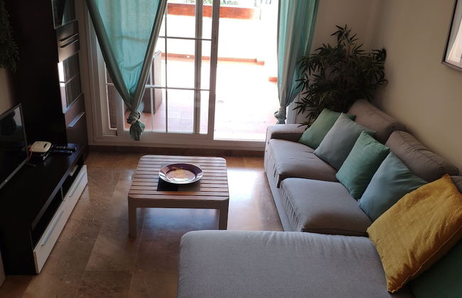 Beautiful 2 Bedroom 2 Bathroom Apartment With Pool - Photo 9