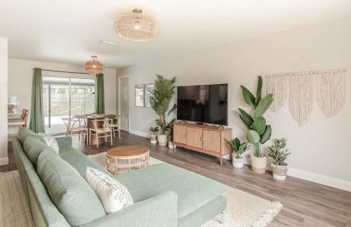 Boho retreat w pool & beach access - Foto 32