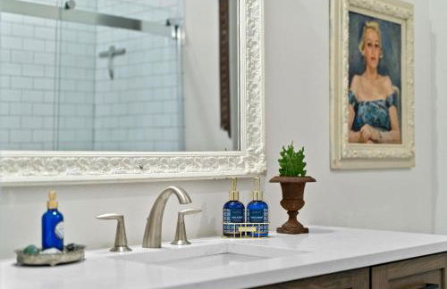 Bus Stop Sally in Historic Walker's Point MKE - Foto 8