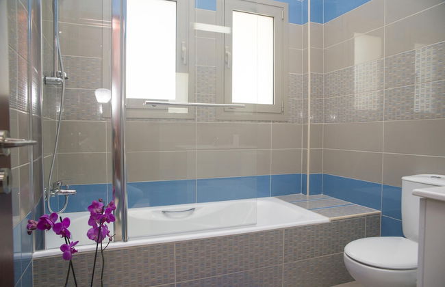 Stunning new Beach Front Villa,1st Line to the Beach, Large Pool, Wonderful Area - Foto 24