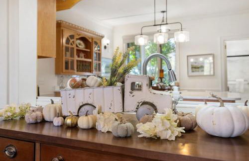 Stylish Mountain Retreat with Sunroom and Pergola - Foto 28