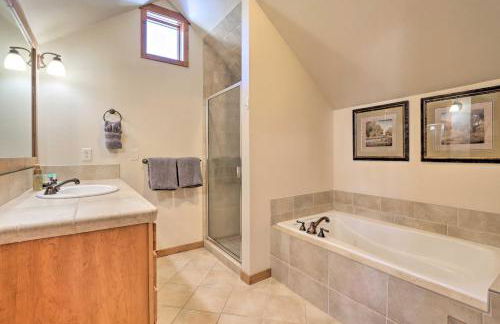 Ski-InandSki-Out Donnelly Townhome with Hot Tub! - Foto 16