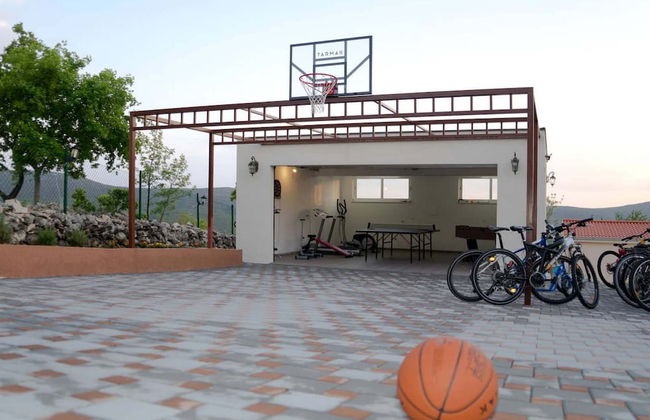 Peaceful Escape With Mountain Views, Heated Pool and Modern Amenities in Radošić - Foto 10