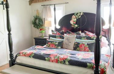 Historic Farmhouse -Modern Amenities -1800s Charm - Foto 4