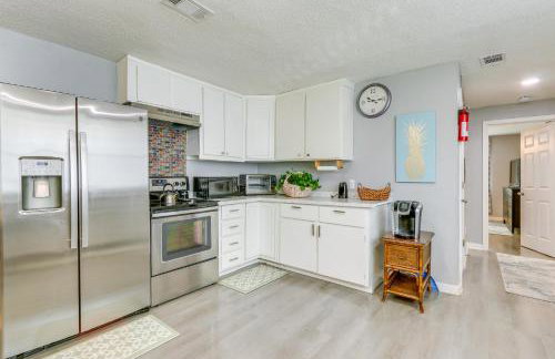 Beachy Home in Heart of Beaufort with Pool Access - Foto 7