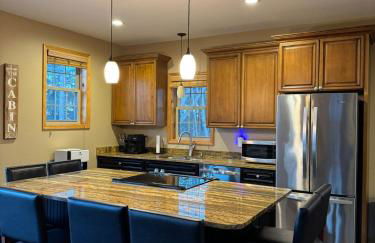 Woodlawn Lakeside Retreat - 2 BR Waterfront Cabin - Foto 6