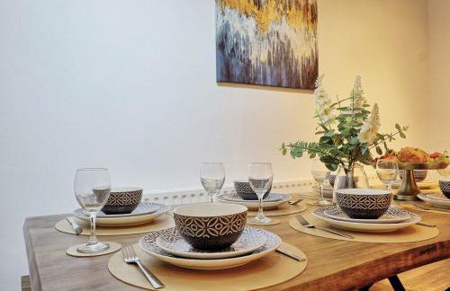 Large 5-Bedroom Home, Perfect for Long Stays & Team Accommodation - Foto 42