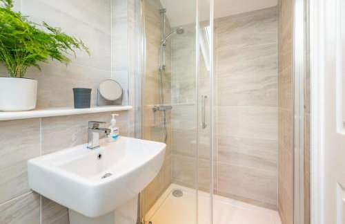 Spacious 4-Bedroom Home, Sleeps More with Extra Beds - Foto 4