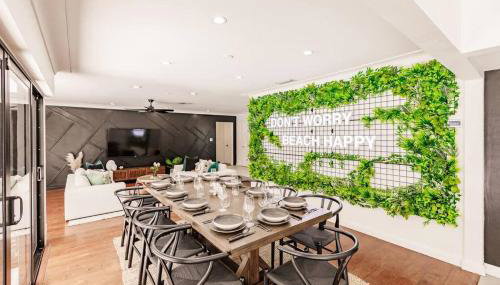 Resort Style Backyard Heated Pool Hot Tub Fire Pit - Foto 5