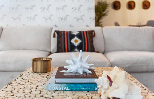 Centrally Located 4BD Oasis with Pool & Movie Patio - Foto 12