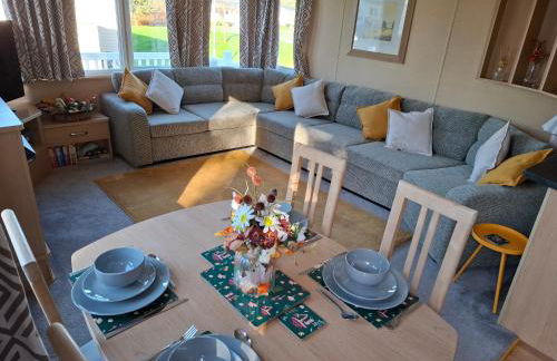 Caravan with hot tub at Tattershall lakes - Foto 6