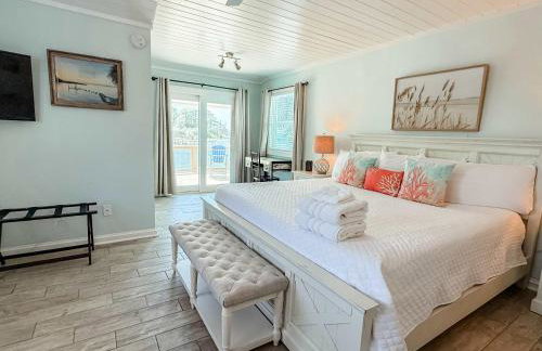 Spacious house- Deep Water Dock Pool Golf Cart Rental available - Foto 31