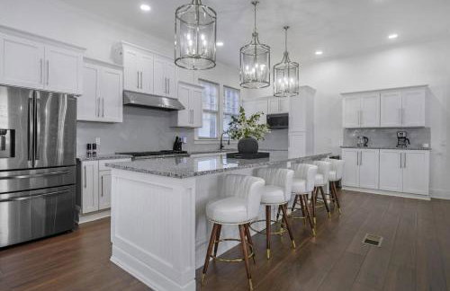 Family-Friendly 5BR | Sleeps 15 | 3 mins Downtown! - Foto 1