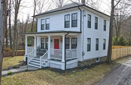 Renovated home seconds from town - Foto 8