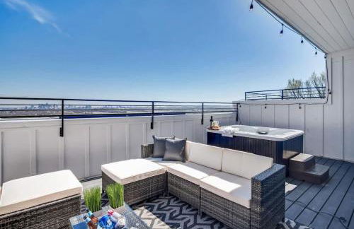 Rooftop Views - Hot Tub - Near Honky Tonks & Bars - Photo 8