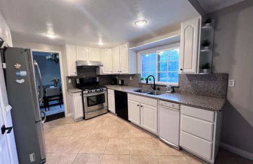 Bright & Spacious 5BR Modern Vacation Home - Near Disneyland & Beaches - Photo 11