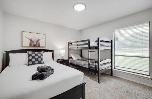 Highland Village - 4BR w Backyard Pool Oasis - Foto 25