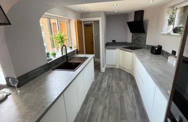 Modern 2 Bedroom Private Detached Cottage - Photo 20