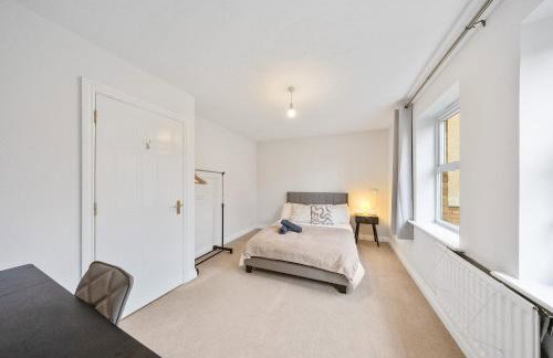 Cozy 2 Bedroom House with Driveway Parking & Garden - Foto 9