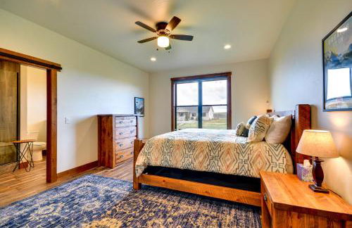 Sleek Red Lodge Home Rental with Private Hot Tub! - Foto 12