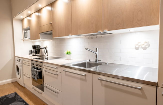 2ndhomes Center Home w Sauna & Balcony - Foto 8