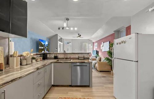 Stylish 2BR Dual-Kitchen Retreat Near Forest Park - Photo 20