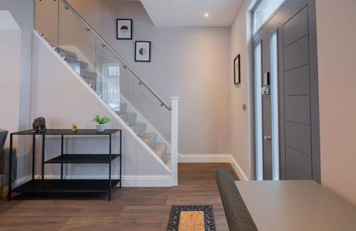 Spacious 3BR Home by D3 Short Stay, Sleep 9, Free WIFI & Parking - Foto 26