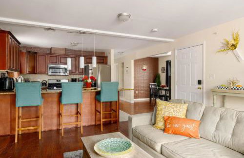 Newark Gem Ruby 3BR, 3BA - Sleeps 14 - Walk to Prudential Center and Newark Penn Station, Near EWR and American Dream Mall, includes Parking - WiFi - Laundry - Backyard - Gym - Foto 9