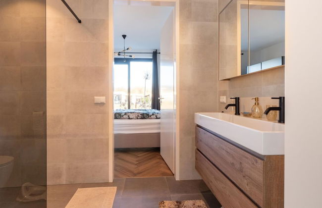 Cozy Villa With Lakeside Views - Photo 25