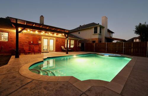 Gorgeous 4 bedroom 2,5 bath Home with Heated Pool, Spa & Game Room close to DFW Airport - Photo 1