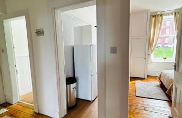 THE LAZY LION - Spacious 2 Bedroom - Town Centre Holiday Home Apartment - Photo 31