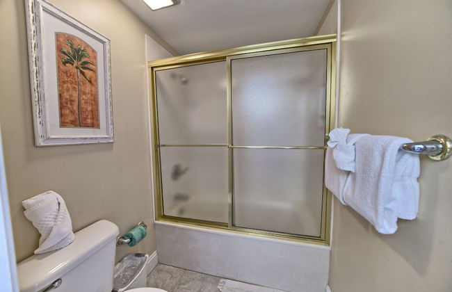 Beautiful Beachfront Condo with Pool View - Unit 0203 by RedAwning - Foto 24