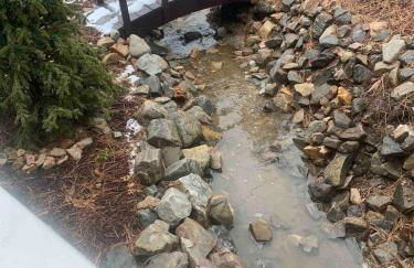 Spacious cozy chalet huge deck over seasonal creek - Foto 48