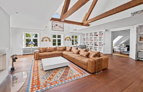 GUT KLETKAMP "Penthouse im Schloss" - Premium-Ferienwohnung mit 5 Schlafzimmern auf 400qm I Kamin I 2 Wohnzimmer I Garten & Terrasse I Wald- und Seeblick I Profi-Küche I 15 Min zur Ostsee I Parkplätze I WLAN - Foto 1