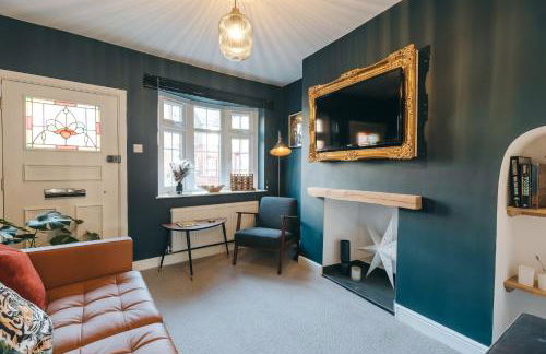 Quaint Georgian house with Parking & Huge Garden 10 mins walk from town - Photo 7